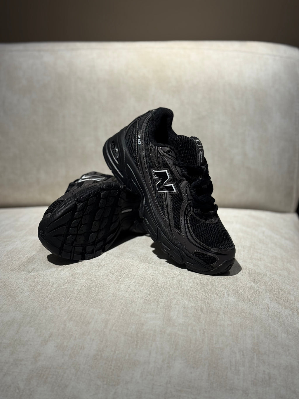 New Balance 740 “Black”