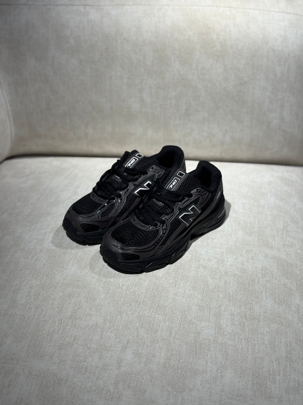 New Balance 740 “Black”