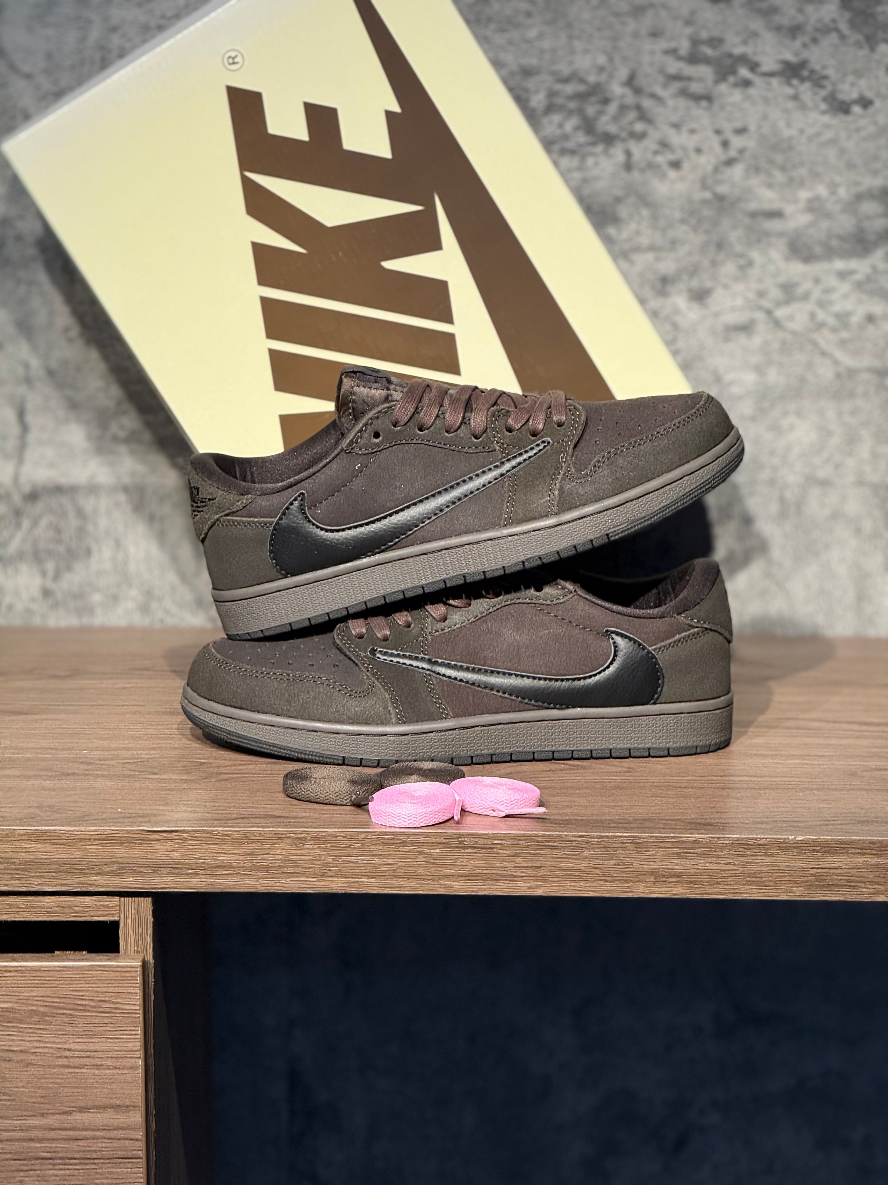 Jordan retro 1 low x Travis Scott “Velvet Brown”